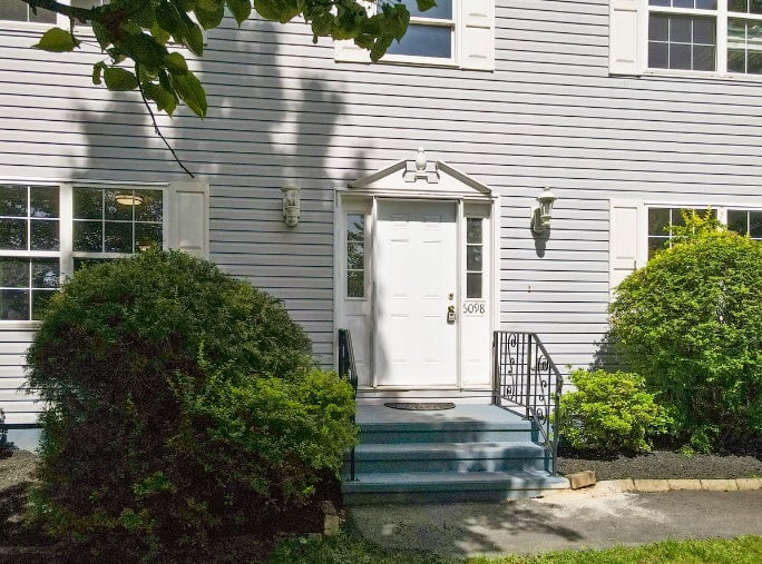 3 bedroom rental with a lakeview in Carobeth Lake Poconos PA