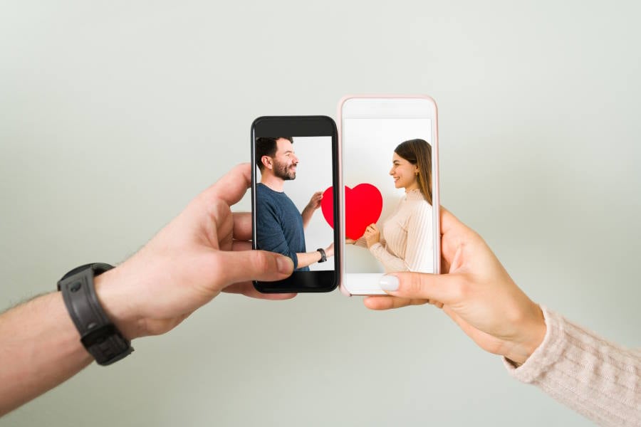 Image of a couple on ther phone in a long distance relationship